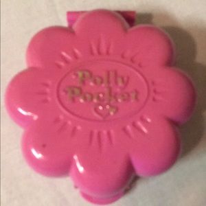 Another Cute Polly Pockets World House very very pretty ! With one doll